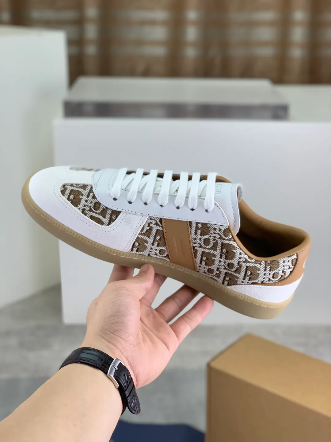 Men's men's shoes 💰P542 New Dior B01 top version of moral training shoes! ! ! White first-layer cowhide, fully oiled upper, original TPU molded outsole. New to the Fall 2025 collection, this sneaker marks the return of Dior’s classic style, reinterpreted in a stylish and elegant silhouette. Crafted from white smooth first-grain cowhide with a tonal silk sheepskin lining, it features the Dior logo on the tongue and inner sides, and a CD icon on the heel. Paired with Tpu anti-slip soles of the same color, it can be matched with various styles to create a sophisticated look.  Code number: 39-45 Complete package with airplane box